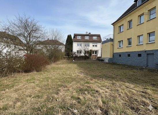 Grundstück rückwärtig