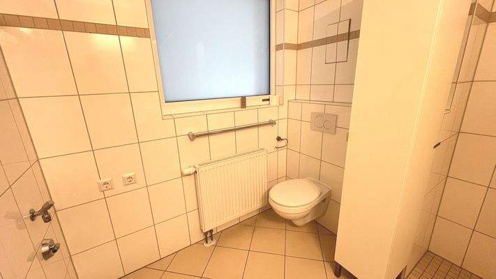 begehbare Dusche mit Waschmaschinenanschluss