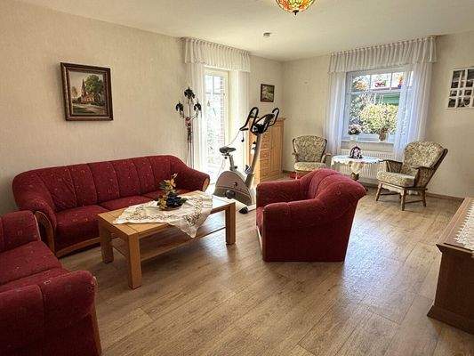 Wohnzimmer mit Zugang zum Wintergarten