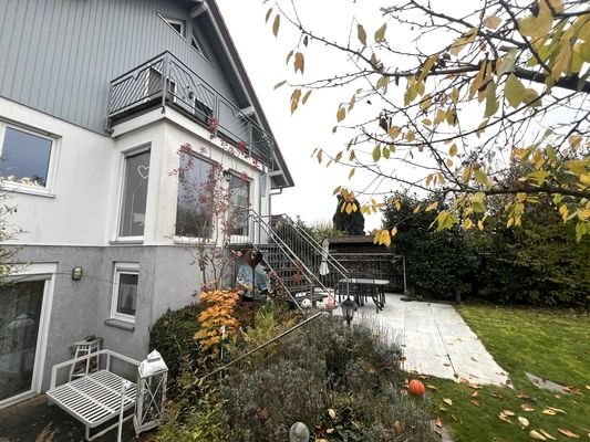 Blick zur Terrasse des Haupthauses und zur Terrasse der Einliegerwohnung