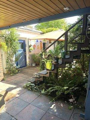 Blick vom überdachten Sitzplatz