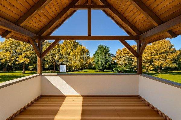 Überdachter Balkon mit herrlichem Ausblick