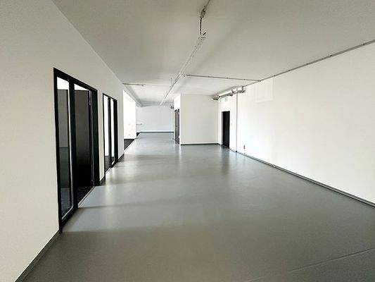 Nutzfläche im Lagerbereich mit Aufzug.jpg