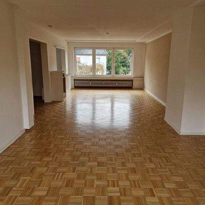 geräumiges Licht durchflutenes Wohnzimmer.jpg