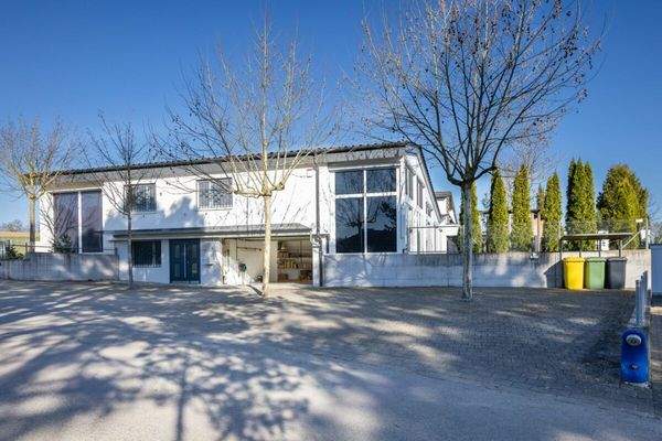 Private Parkplätze, Doppelgarage, Hauszugang, Gästezimmer und mehr