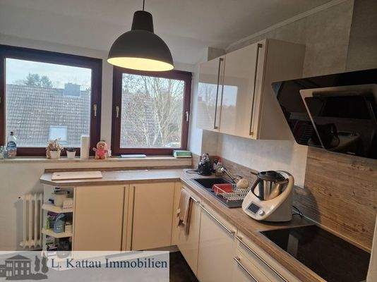 Küche mit einer modernen Einbauküche