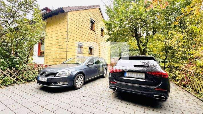 Parkflächen neben dem Haus / zufahrt Grundstück