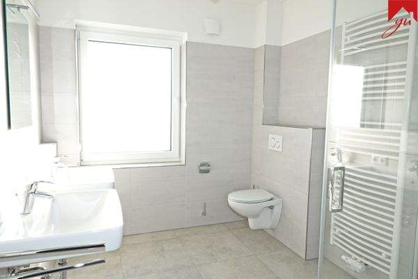 Badezimmer mit Fenster