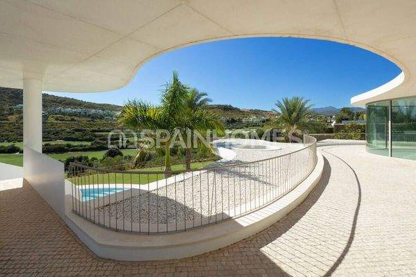 Detached Key-Ready House with a Swimming Pool in Casares