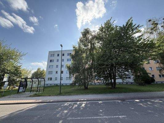 Vorderansicht mit Bushaltestelle