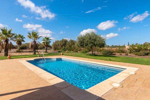 Einladender Poolbereich