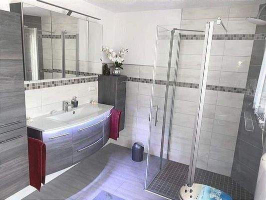 Bad mit ebenerdiger Dusche