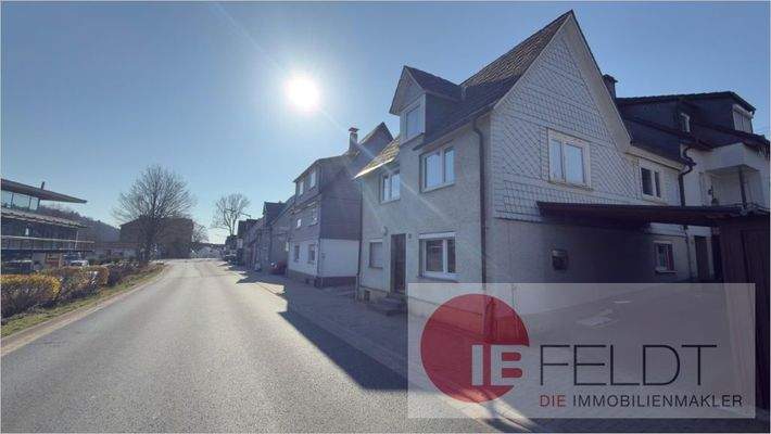 Ansicht auf die Straße und Umgebung von Norden