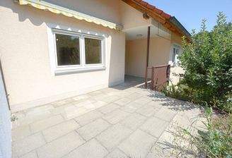 schöne sonnige Terrasse im Grünen