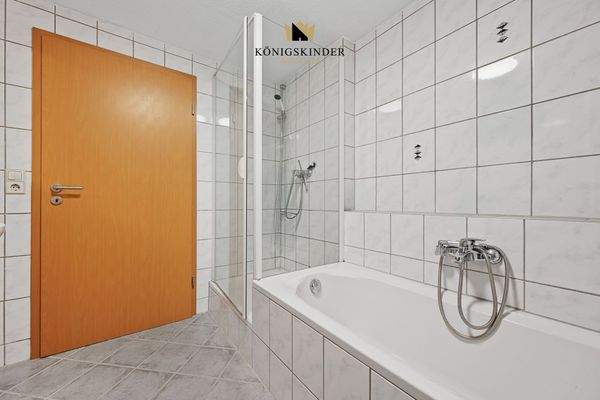 ...und Dusche mit Badewanne...