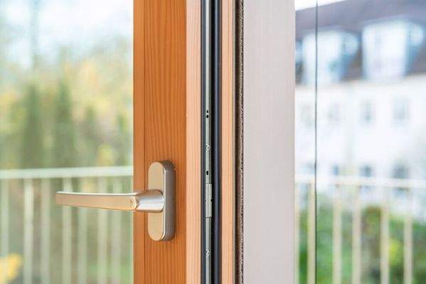 olz-Alu-Fenstertüren (Weißtanne innen, Bronze eloxiert außen)