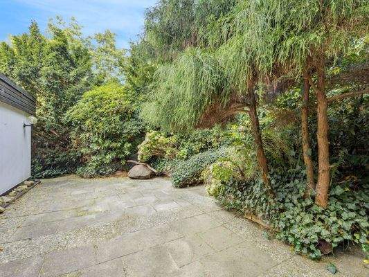 Große Terrasse hinter dem Haus