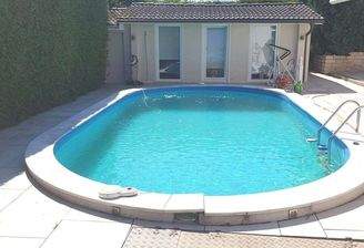 Pool mit Saunahaus