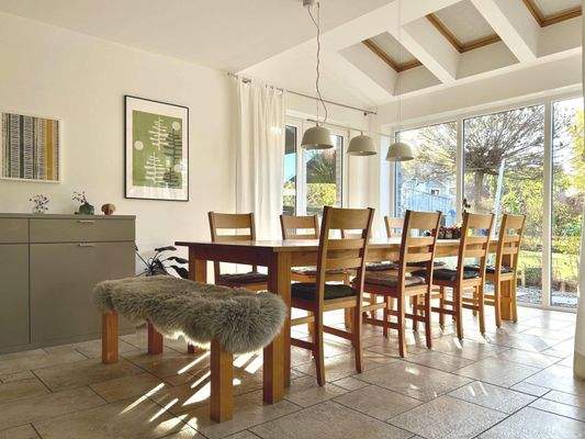 Essbereich mit Ausgang zur Terrasse