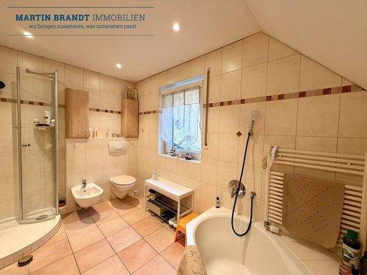 Tageslichtbad mit Wanne und Dusche