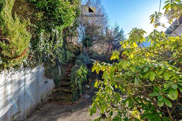 Zugang zum oberen Gartenteil