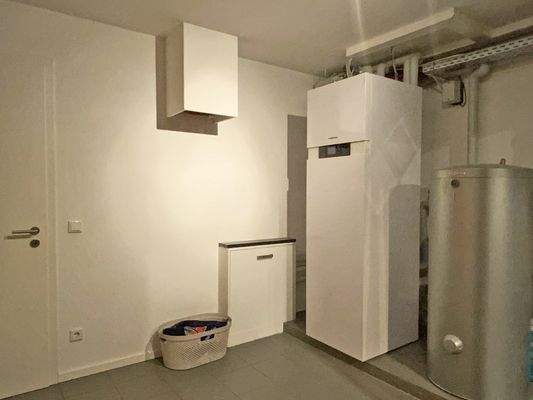 Heizraum im Untergeschoss mit Blick auf Wäschabwurf