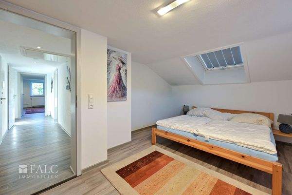 OG Zimmer West Blick Tür