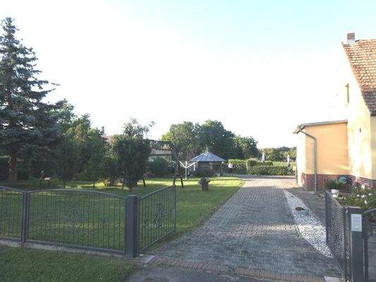 Zufahrt zum Hof mit Garagen und Werkstatt/Lager