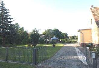 Zufahrt zum Hof mit Garagen und Werkstatt/Lager