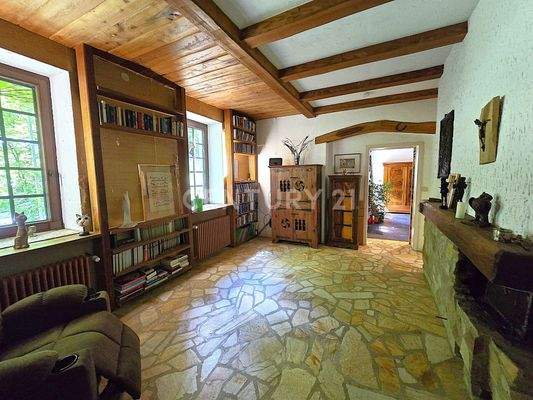 Gegenseite des Kaminzimmers mit Blick zum Vorraum