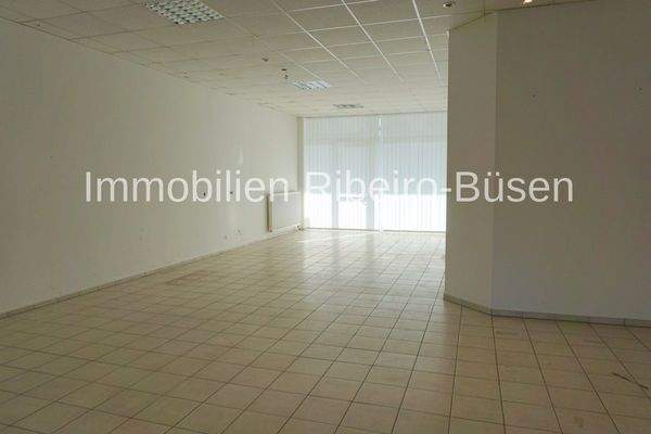 der große Büro- oder Verkaufsraum