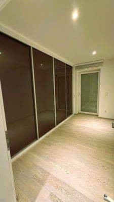 Ankleidezimmer mit Einbauschrank.jpg