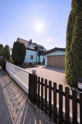 Ansicht Haus und Garage