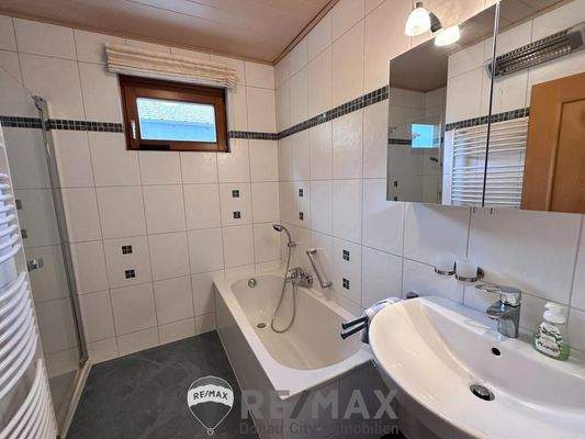 13_Badezimmer mit Bad+Dusche_EG