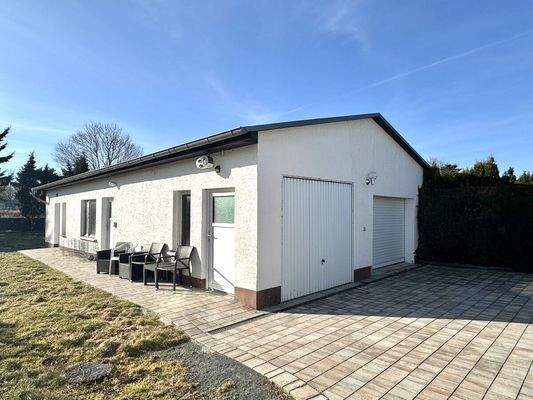 Nebengebäude mit zwei Garagen