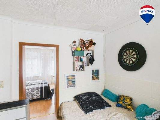 RE:MAXImmobilienDeLuxRodenSchlafzimmer