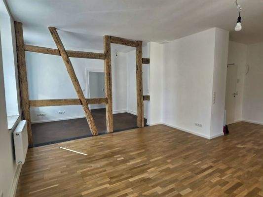 Wohnzimmer mit Blick zum Arbeitsbereich