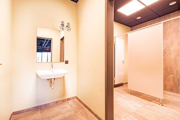 separates WC