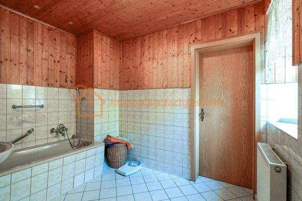 Badezimmer mit Holzverkleidung