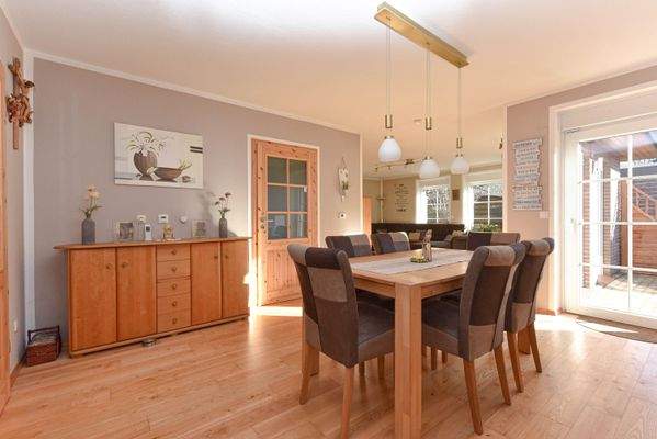 lichtdurchfluteter Essbereich