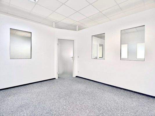 Leeres Büro mit Glasfenstern