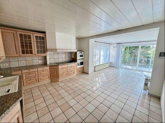 Küche mit Essbereich und Terrassenzugang