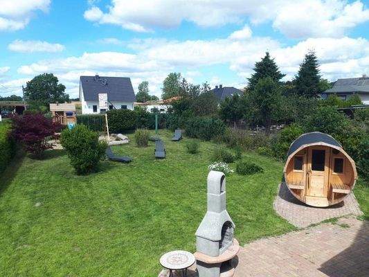 Gartenansicht mit Fasssauna