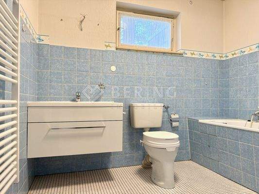 Badezimmer mit Wanne/WC