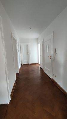 Heller Flur mit Holzboden