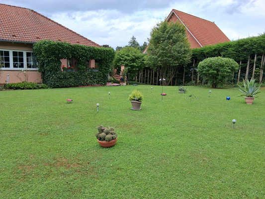 große Garten-/Rasenanlage