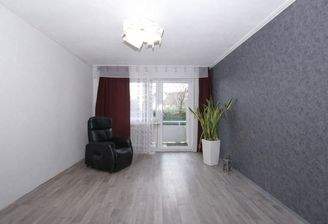 Wohnzimmer mit Balkonzugang