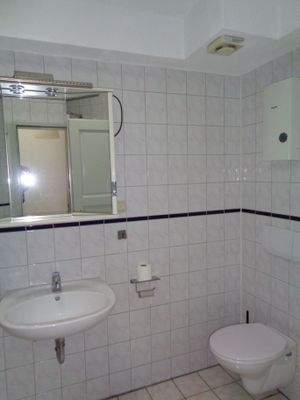 303-012 DG-Wohnung Badezimmer Waschbecken Klo 2025