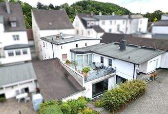 Wohnhaus mit Gewerbeflächen