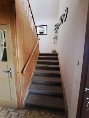 7 EG_ Treppen haus.jpg